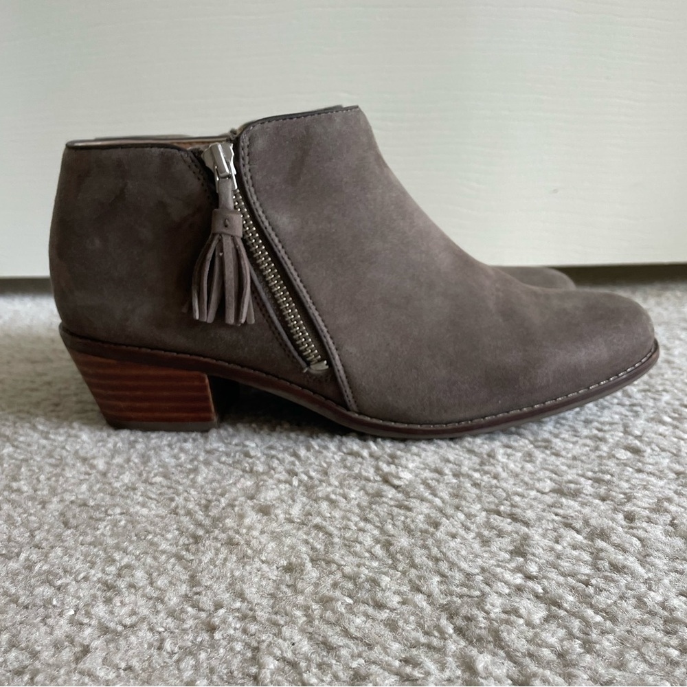 Vionic boots- size 8
